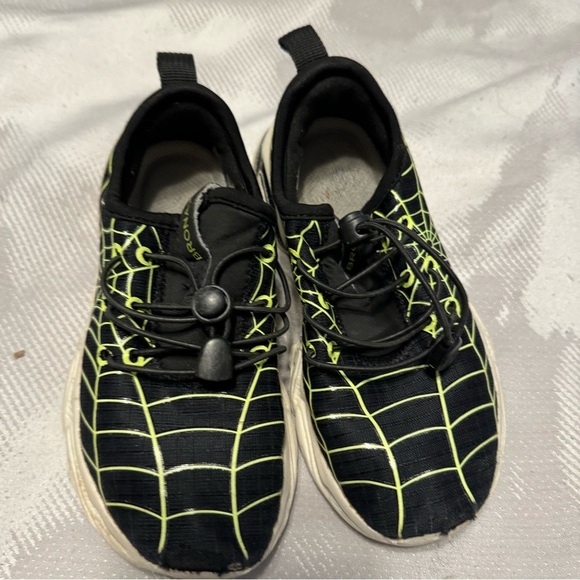 Boys 12.5 Spider sneaker’s. Stylish comfy durable. Great for every active kid! - Picture 3 of 13